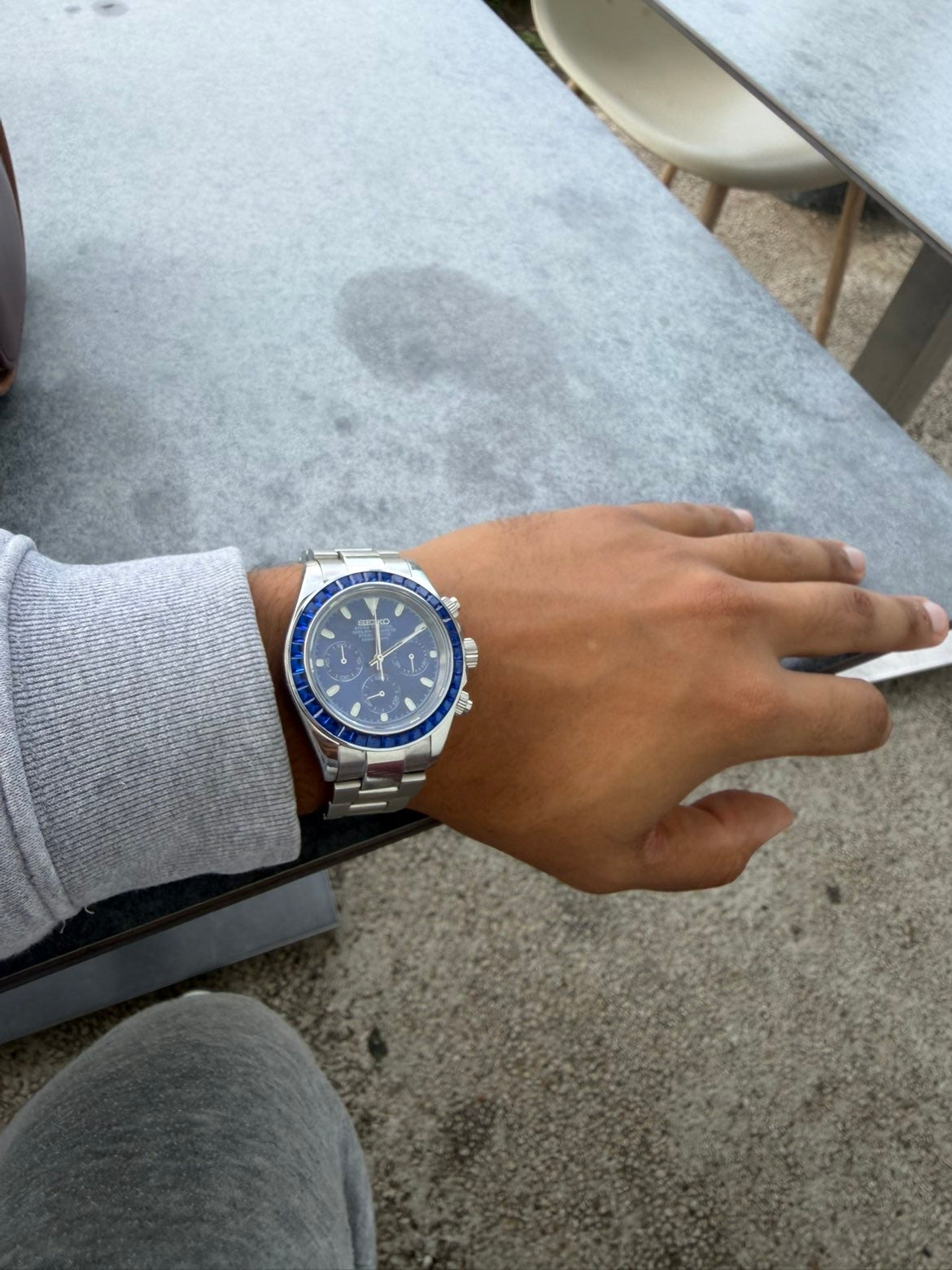 Photo de la montre bleue portée au poignet, partagée avec l’avis de samy.b