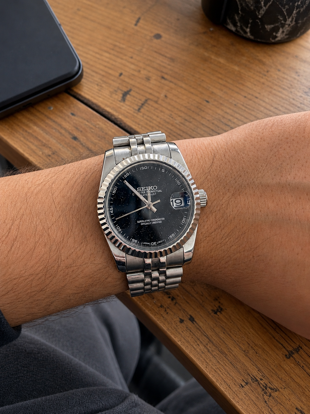 Photo de la montre au cadran noir portée au poignet, partagée avec l’avis de Lucas.G